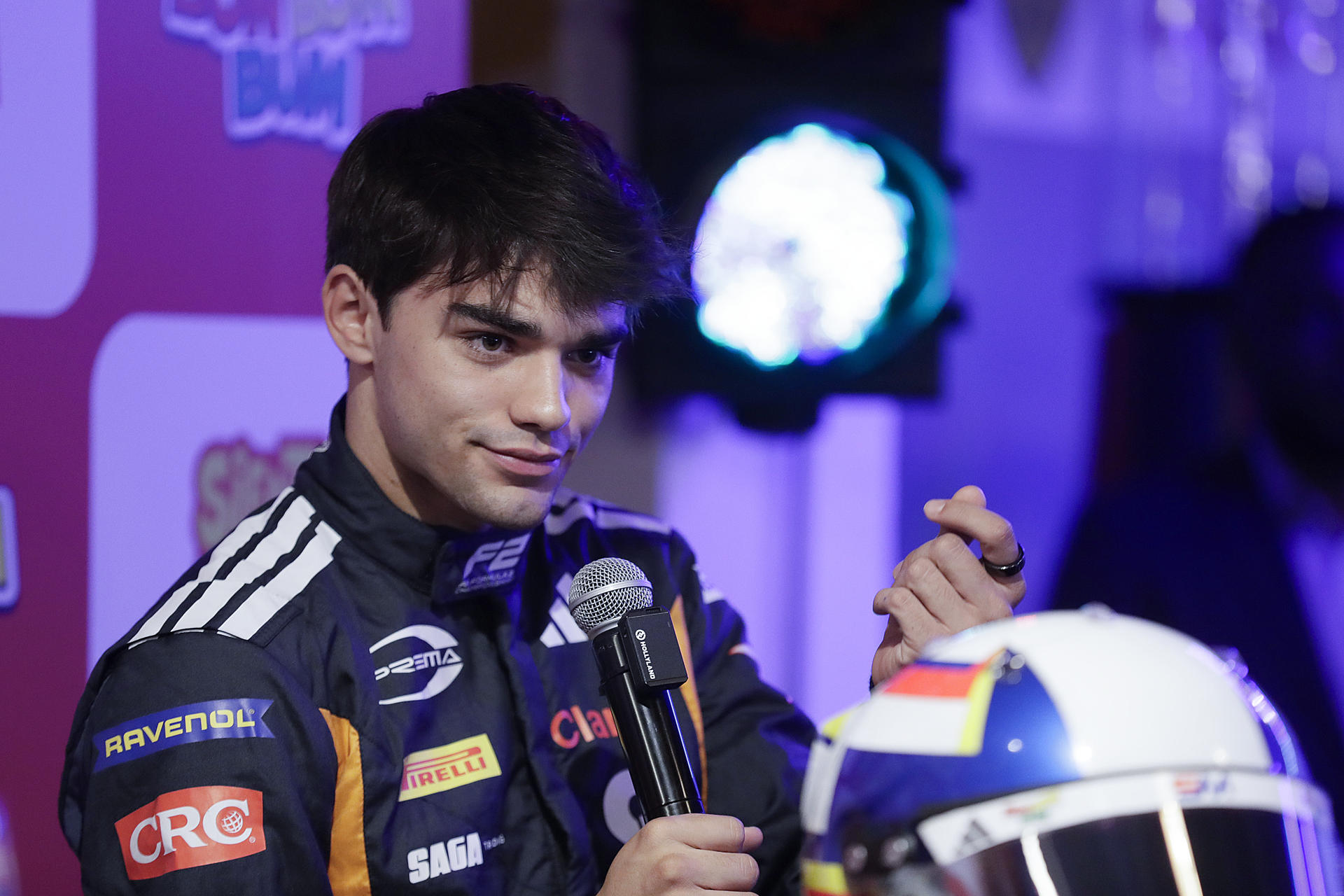 El piloto colombo-estadounidense Sebastián Montoya, habla durante una rueda de prensa este miércoles, en Bogotá (Colombia). EFE/ Carlos Ortega
