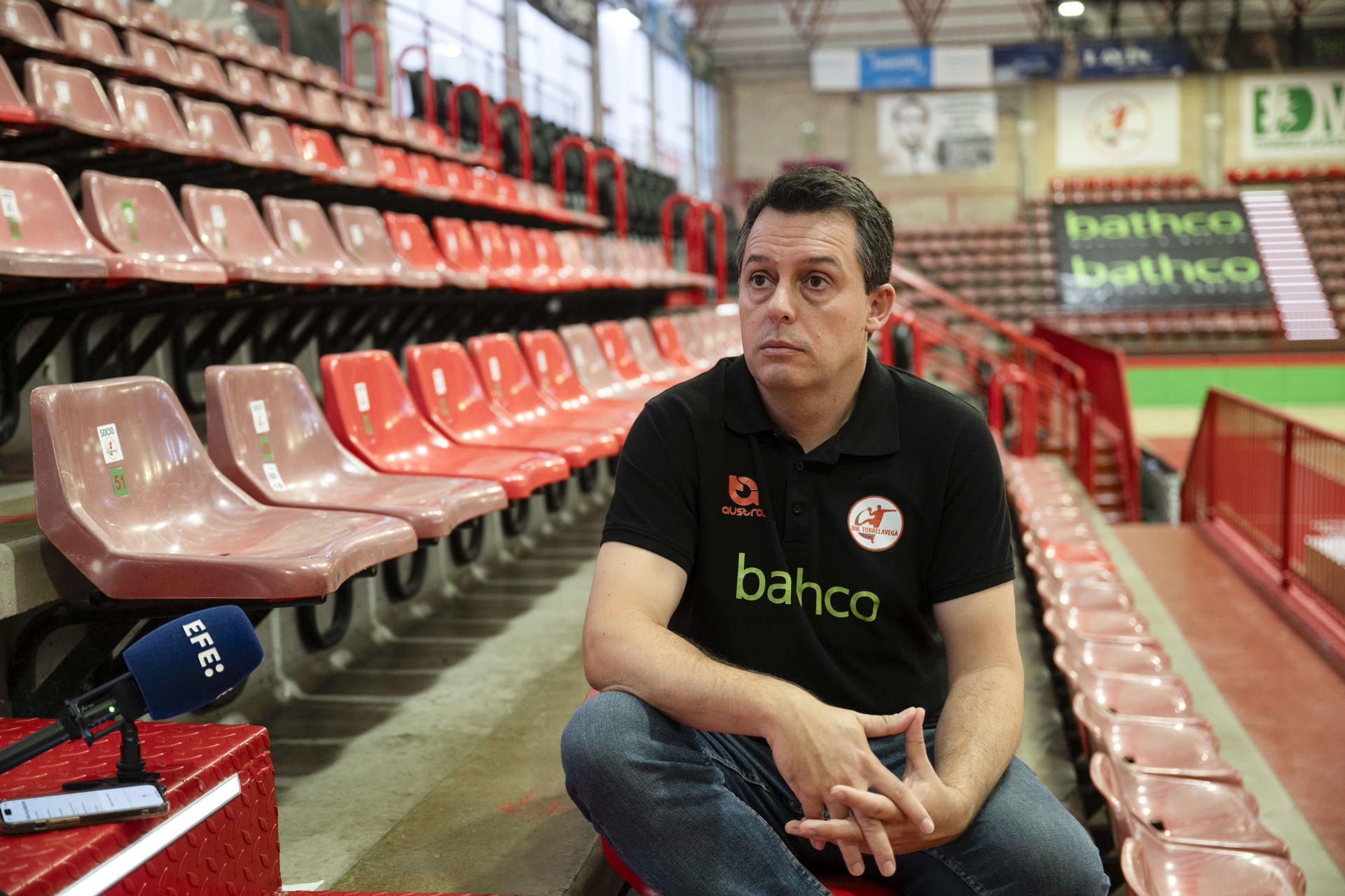 El entrenador del Bathco BM Torrelavega, Jacobo Cuétara, duante una entrevista con EFE en Torrelavega. EFE/ Pedro Puente Hoyos