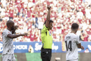 El árbitro Gil Manzano (c) muestra la tarjeta roja a José Luis Gayá, del Valencia, durante el partido de LaLiga de fútbol que CA Osasuna y Valencia CF han disputado este domingo en el estadio de El Sadar, en Pamplona. EFE/Jesús Diges