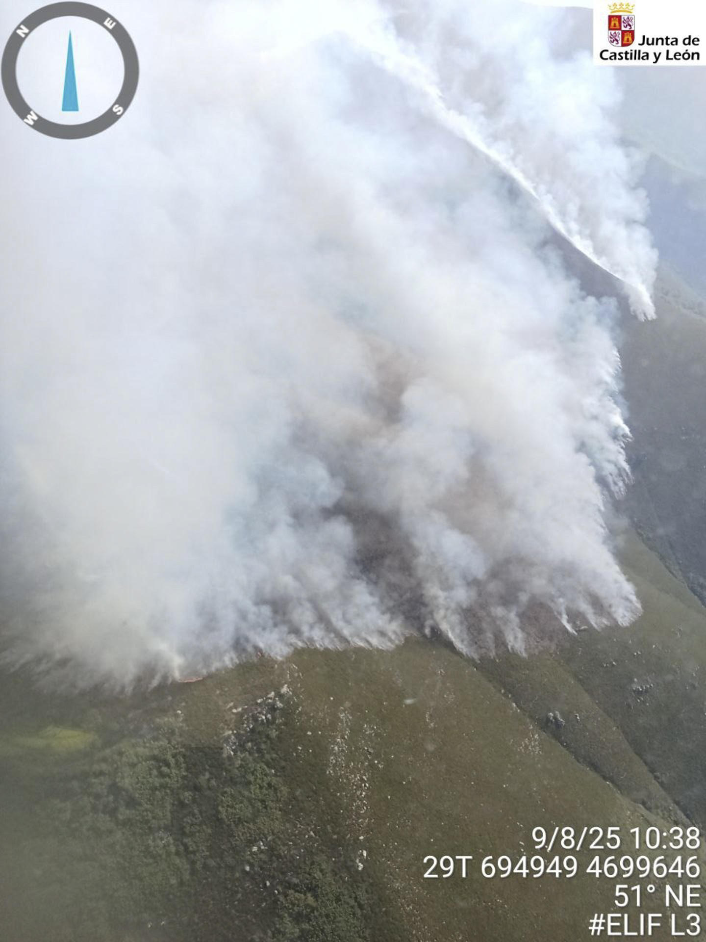 Vista del incendio que se declaró a primera hora de la tarde del viernes en el municipio abulense de San Bartolomé de Pinares y avanzó en dirección a Las Navas del Marqués, en el este de la provincia de Ávila. Los técnicos de extinción tratan de asegurar el perímetro para evitar reproducciones, ante el viento y el aumento de temperaturas que se produzca durante este sábado. EFE/ Junta de Castilla y León / ***SOLO USO EDITORIAL/SOLO DISPONIBLE PARA ILUSTRAR LA NOTICIA QUE ACOMPAÑA (CRÉDITO OBLIGATORIO)***