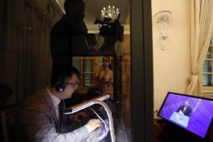 El impacto de la Inteligencia Artificial (IA) en el sector de la traducción dejará atrás la versión más tradicional de esta profesión y obligará a los nuevos traductores a trabajar con informáticos. EFE/EPA/LUONG THAI LINH