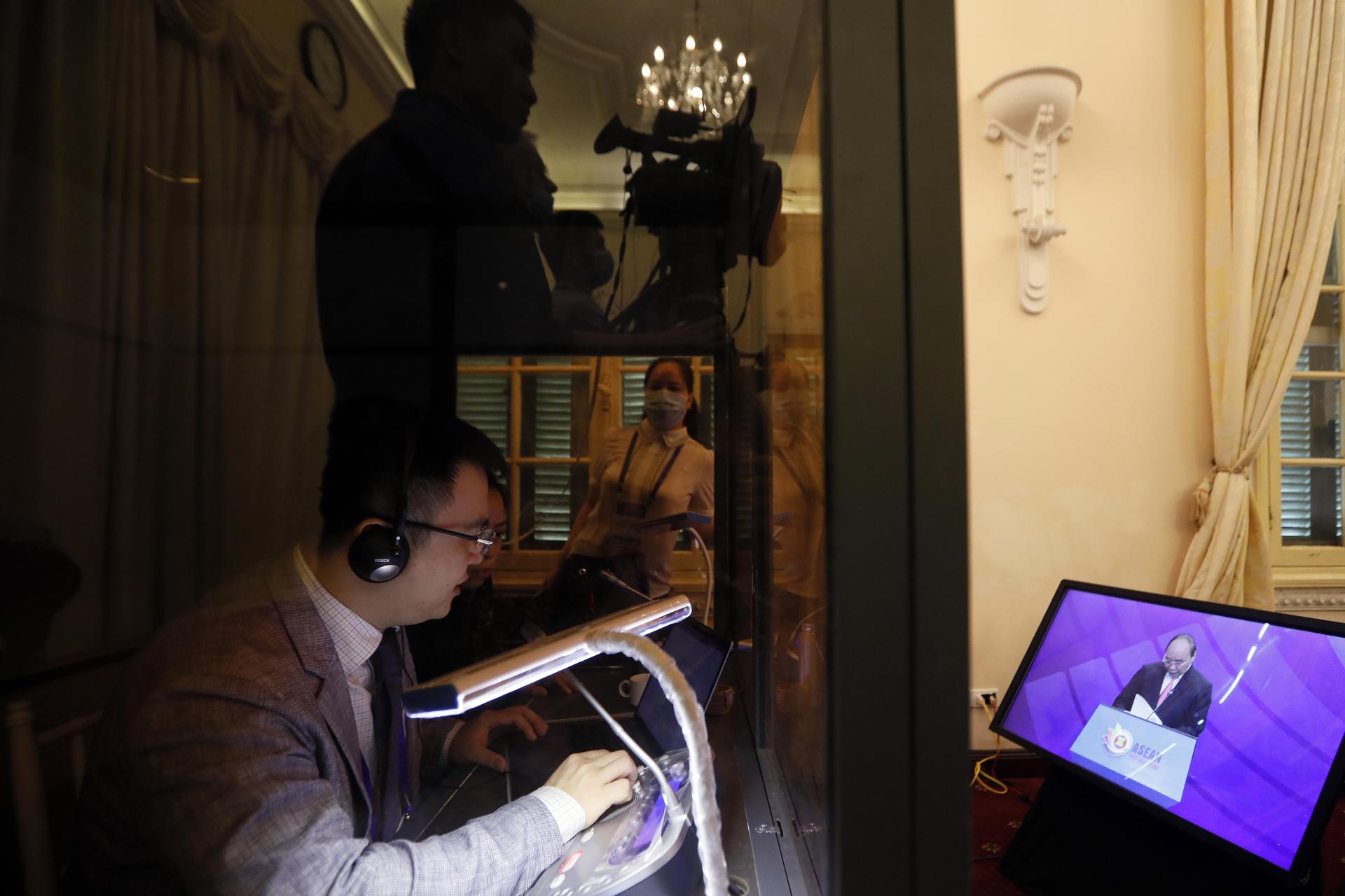 El impacto de la Inteligencia Artificial (IA) en el sector de la traducción dejará atrás la versión más tradicional de esta profesión y obligará a los nuevos traductores a trabajar con informáticos. EFE/EPA/LUONG THAI LINH