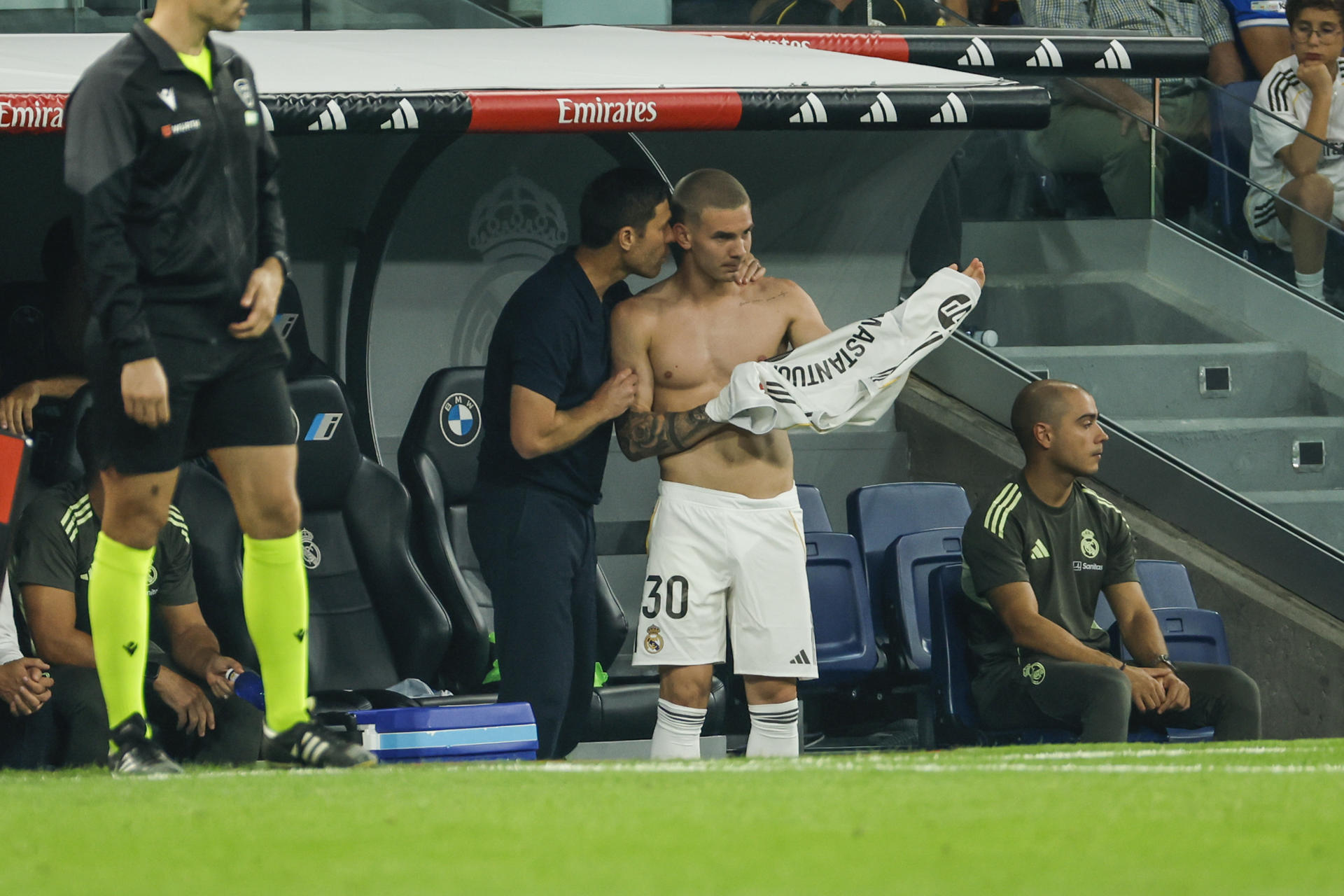 El entrenador del Real Madrid Xabi Alonso (i) da instrucciones a Franco Mastantuono durante el partido de la primera jornada de LaLiga que Real Madrid y Atlético Osasuna disputaron en el estadio Santiago Bernabéu. EFE/Mariscal