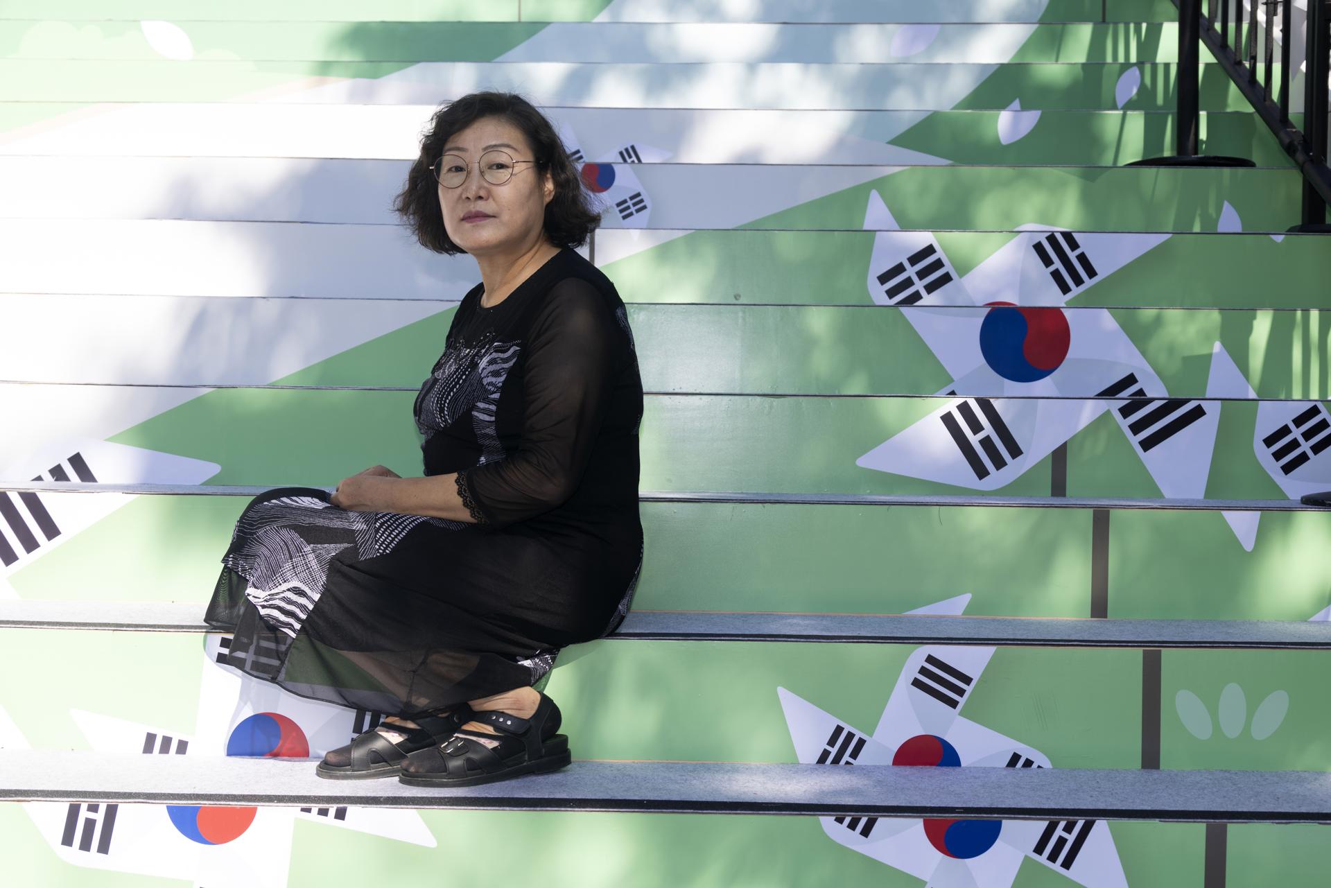 Choi Min-kyeong, desertora norcoreana y presidenta de la Asociación de Familias de Víctimas de la Prisión en Corea del Norte (NKIVFA), habla durante una entrevista en Seúl, Corea del Sur, 12 de agosto de 2025. Choi Min-kyeong, el primer desertor norcoreano en presentar una denuncia penal contra Kim Jong-un, dijo a la agencia de noticias EFE el 12 de agosto de 2025 que su acción legal como una servirá 'piedra angular' para restaurar la libertad y la dignidad de sus compatriotas, acusando al líder de crímenes contra la humanidad cometidos en los centros de detención del régimen (Corea del Sur, Seúl) EFE/EPA/JEON HEON-KYUN
