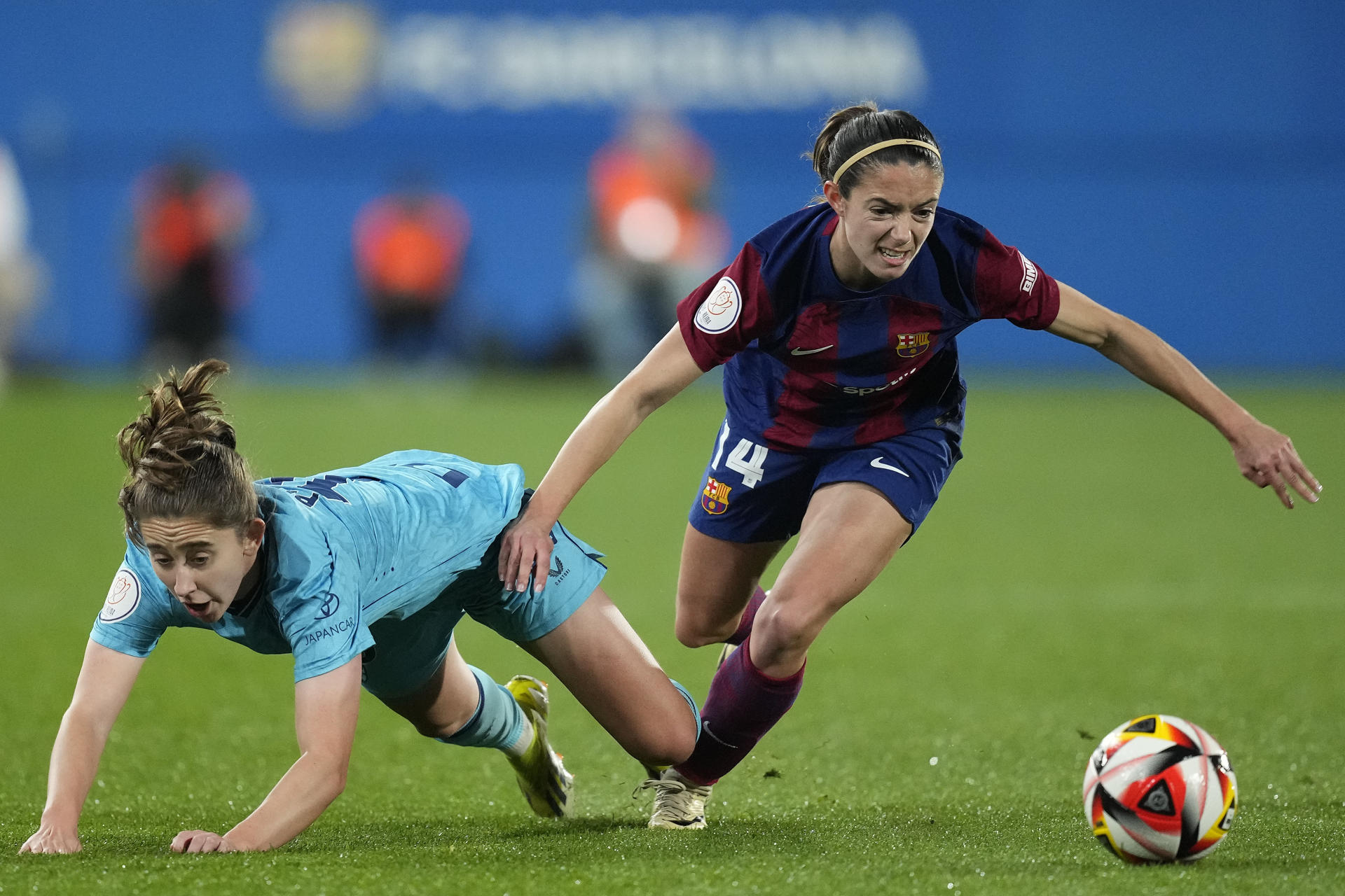 Fotografía de Enric Fontcuberta en la que puede verse una imagen de archivo del 14 de marzo de 2024 de la centrocampista del FC Barcelona Aitana Bonmatí (d) disputando un balón con la defensa del Athletic Club Bibiane Schulze durante el partido de vuelta de semifinales de la Copa de la Reina.