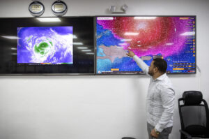 El predictor de la Oficina Nacional de Meteorología, Wagner Rivera, habla en una rueda de prensa este sábado, en Santo Domingo (República Dominicana). EFE/ Orlando Barría