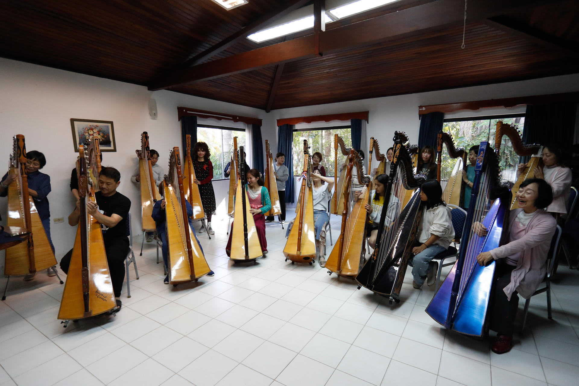 Fotografía del 12 de agosto de 2025 de los integrantes de la escuela Arpas Estudio Sonrisa durante un ensayo, en Asunción (Paraguay). EFE/ Juan Pablo Pino