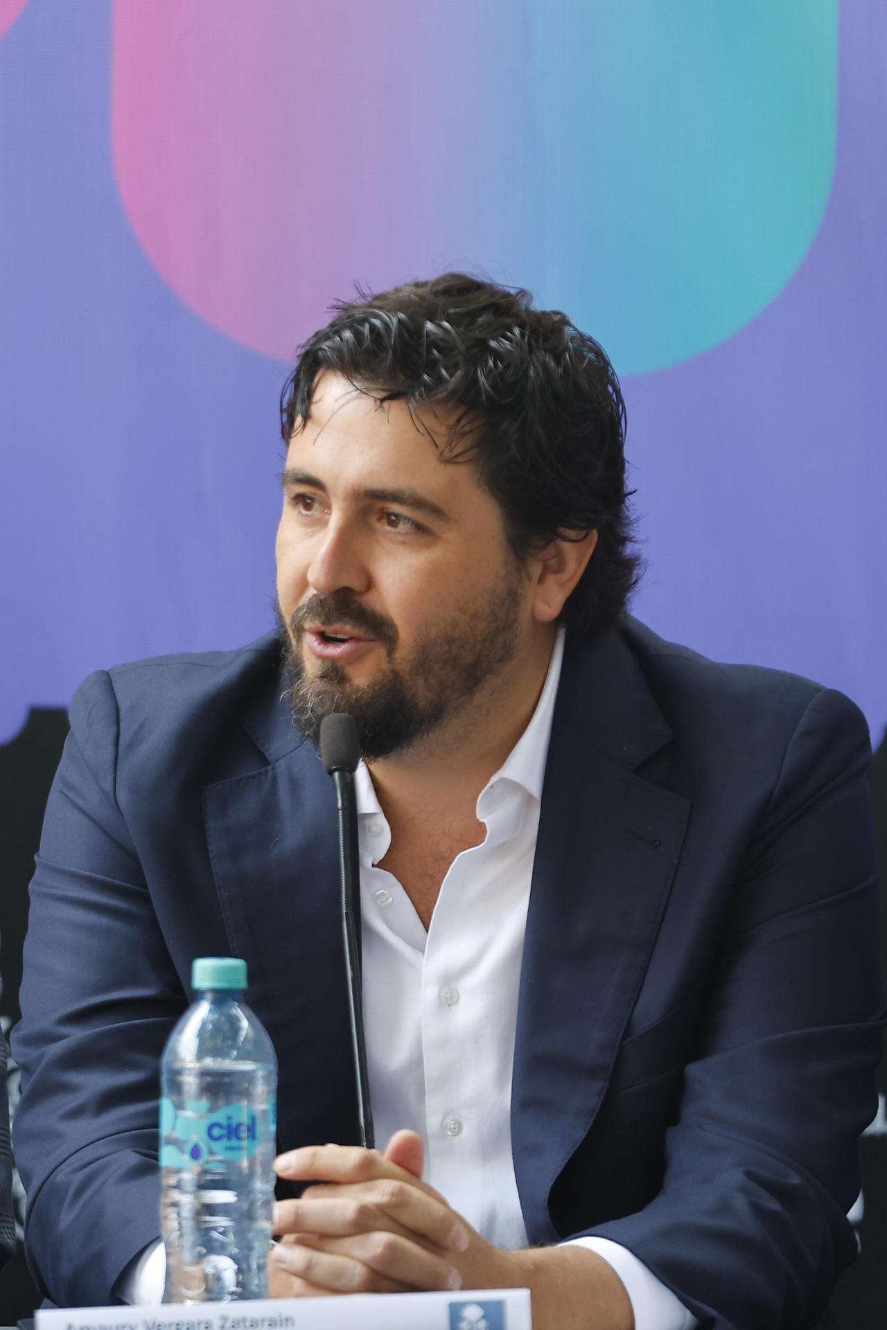El presidente del Club Deportivo Guadalajara y dueño del estadio de la misma ciudad, Amaury Vergara, habla durante una rueda de prensa este martes en la ciudad de Guadalajara (México). EFE/ Francisco Guasco
