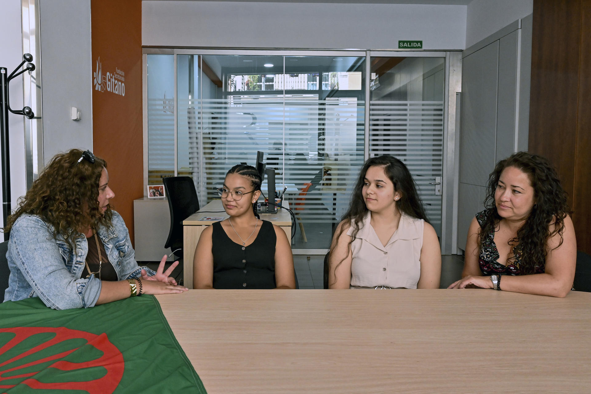 La coordinadora de la Fundación Secretariado Gitano en Palencia, Sandra Morate (i) junto a Belén Gabarri García (2i) y Ester Dual Gabarri (2d) dos jóvenes gitanas que han accedido a la universidad desafiando estereotipos y barreras sociales dentro y fuera de su comunidad, y la educadora Carolina Pérez (d). Son mujeres, son jóvenes y gitanas y han decidido ir a la universidad. Desde Palencia, Ester (d) y Belén (i) desafían las estadísticas y los estigmas asistiendo a clase, aprobando exámenes y tirando de orgullo cada vez que alguien se sorprende al descubrir que pertenecen al pueblo gitano. Cuando lo digo, me miran y me sueltan: ¡Ah!, pero tu no eres como las demás gitanas, no pareces gitana, explica a EFE Ester Dual Gabarri. Habla con serenidad, aunque detrás lleve una mochila de prejuicios que ha aprendido a cargar desde pequeña, pegada a la bolsa en la que lleva los libros y que luce orgullosa la bandera romaní. EFE/ Almudena Álvarez