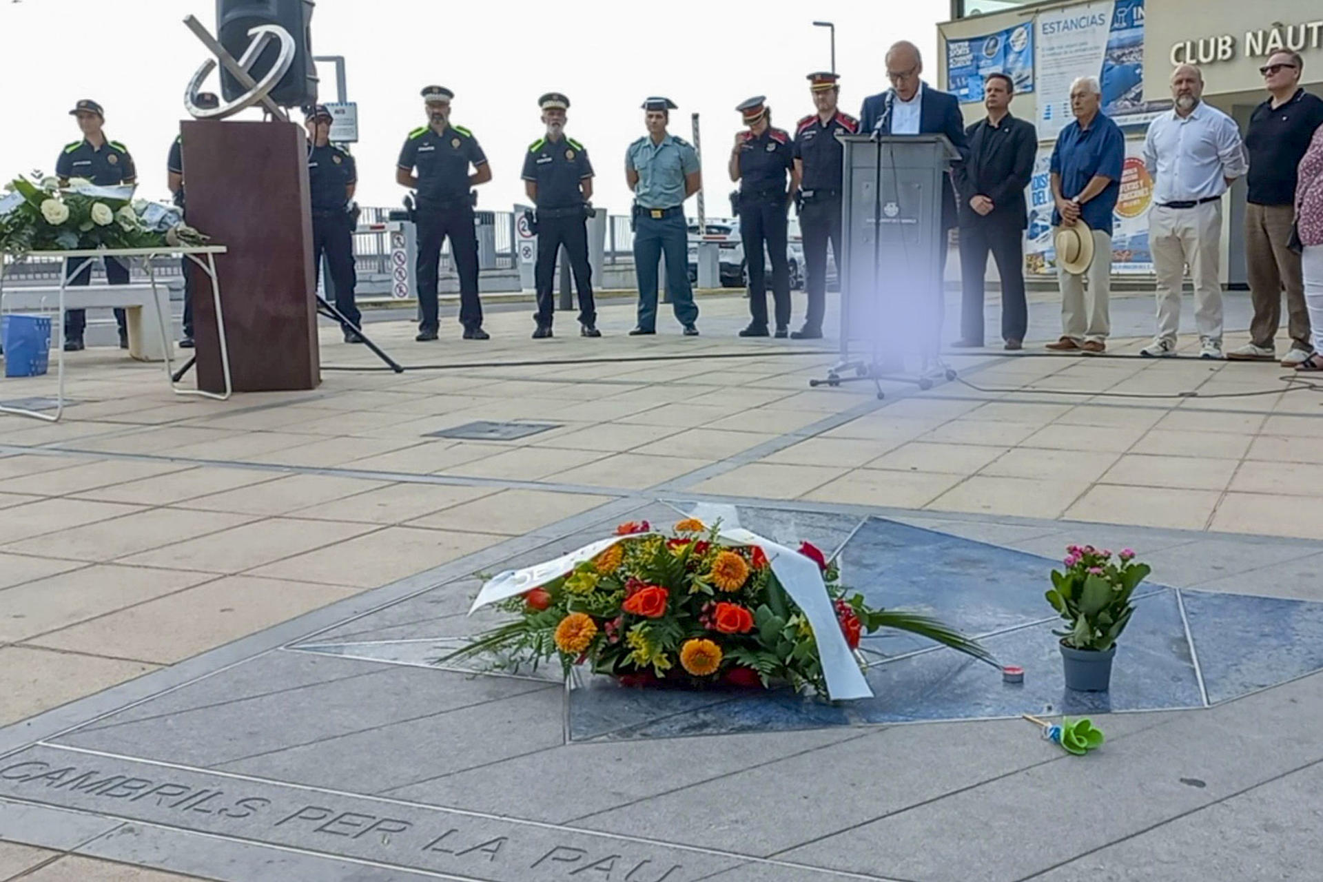 Cambrils (Tarragona) ha rendido homenaje este lunes a las víctimas de los atentados yihadistas de 2017, en los que murió una mujer zaragozana de 67 años que estaba de vacaciones con su familia en este municipio costero.EFE/ Javier Díaz
