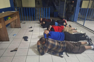 Fotografía cedida por la Policía Nacional Civil (PNC) de Guatemala que muestra a capturados este martes, en Ciudad de Guatemala (Guatemala). EFE/ Policía Nacional Civil de Guatemala