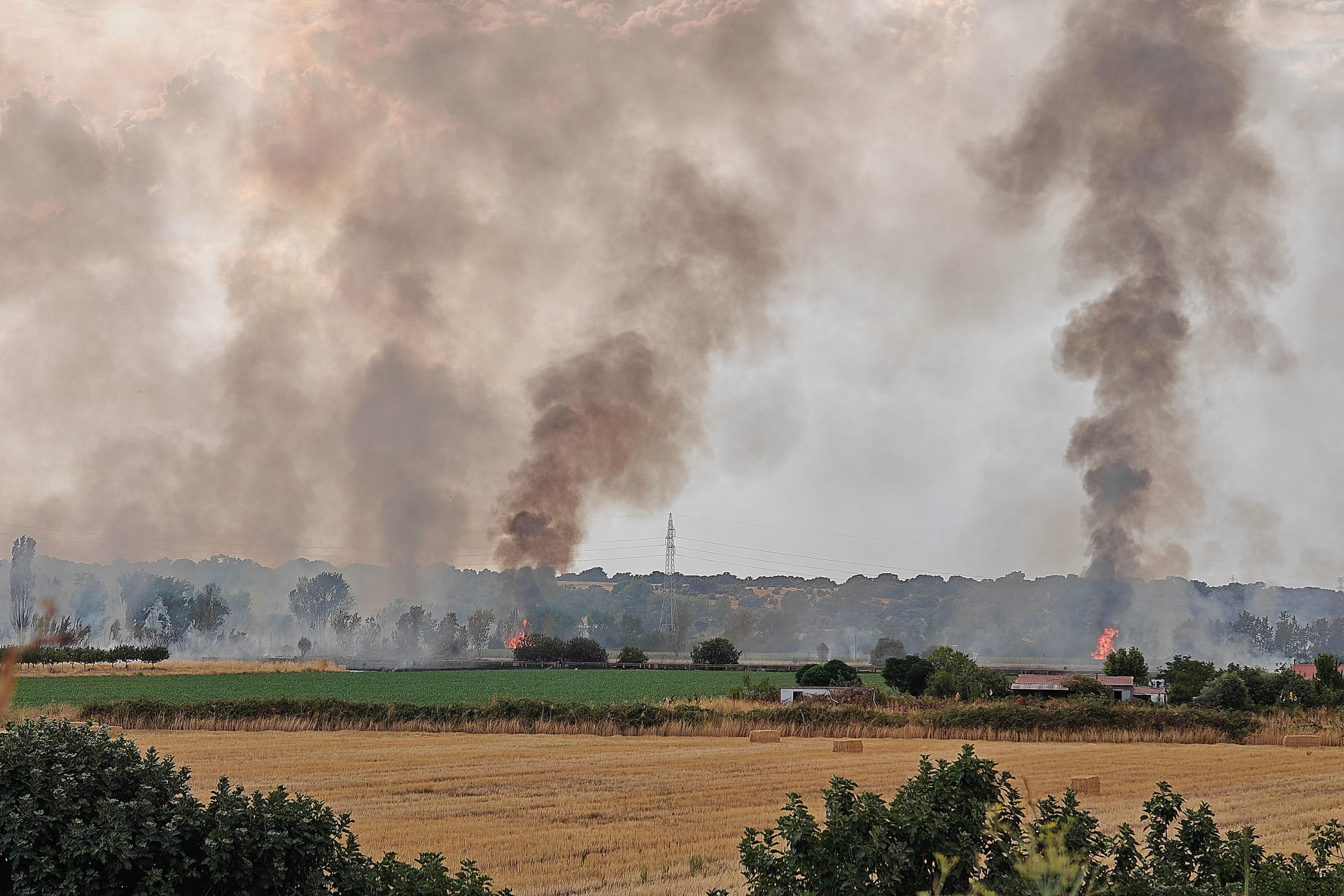 Un incendio se ha declarado este martes en el municipio toledano de Calera y Chozas, en la comarca de Talavera de la Reina, en una zona de arbolado cercana a una finca de ganado. Fuentes del Servicio de Emergencias 112 y del Plan de Incendios Forestales de Castilla-La Mancha (Infocam) han informado a EFE de que el incendio se ha originado en una zona aledaña a una vaquería y que la dificultad para su extinción, en la que trabaja un medio terrestre, se centra en el fuerte aire. Bomberos de Talavera de la Reina y un helicóptero trabajan en la zona para que el fuego no se propague y no llegue a la finca, aún a tres kilómetros del incendio. EFE/Manu Reino