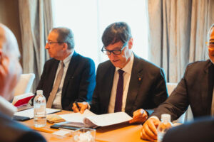El presidente de la Generalitat, Salvador Illa, durante una reunión en la sede de Dynanonics, que fabrica componentes esenciales para baterías de vehículos eléctricos, este viernes en Shanghái, dentro de los actos de su visita institucional a China. EFE/Generalitat de Catalunya //SOLO USO EDITORIAL/SOLO DISPONIBLE PARA ILUSTRAR LA NOTICIA QUE ACOMPAÑA (CRÉDITO OBLIGATORIO)
