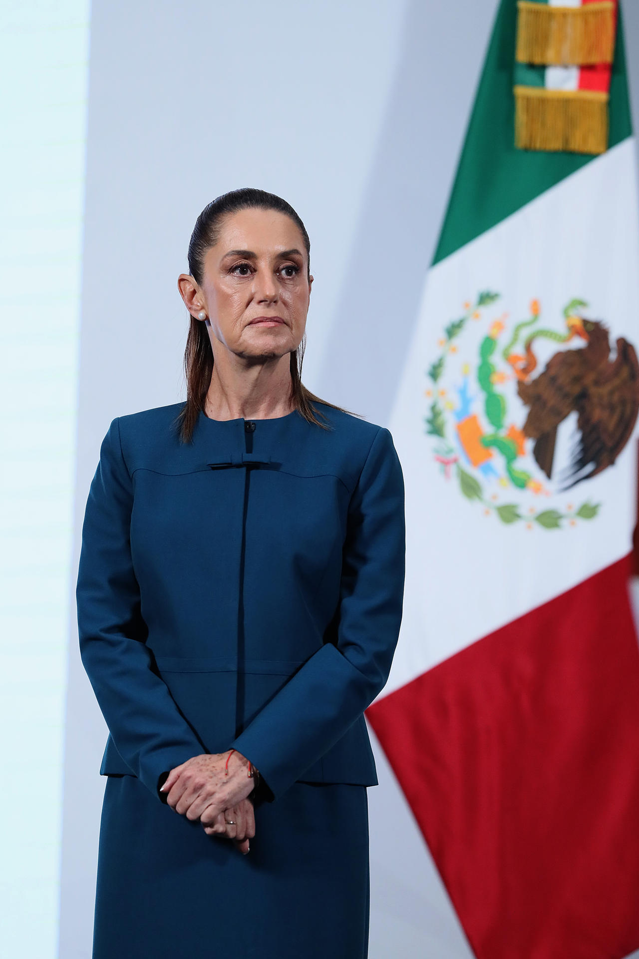 La presidenta de México, Claudia Sheinbaum, asiste a una rueda de prensa este lunes, en el Palacio Nacional de la Ciudad de México (México). EFE/ Mario Guzmán
