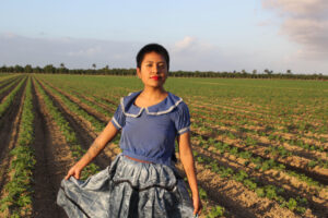 Fotografía sin fechar cedida por Desiree Miller que muestra a Catalina 'Xochitl' Santiago posando en la zona agrícola de El Paso, Texas (Estados Unidos). EFE/ Desiree Miller