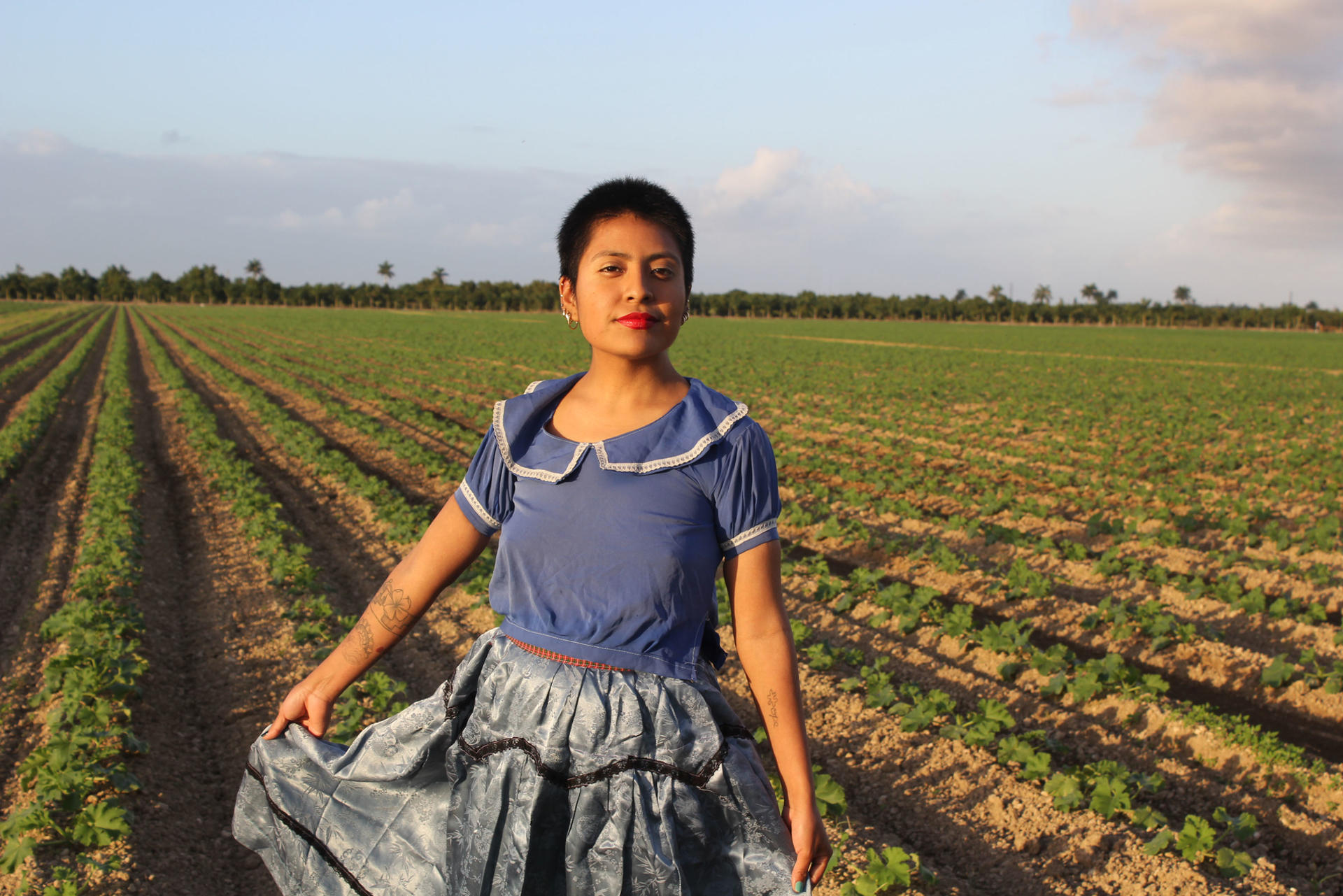 Fotografía sin fechar cedida por Desiree Miller que muestra a Catalina 'Xochitl' Santiago posando en la zona agrícola de El Paso, Texas (Estados Unidos). EFE/ Desiree Miller