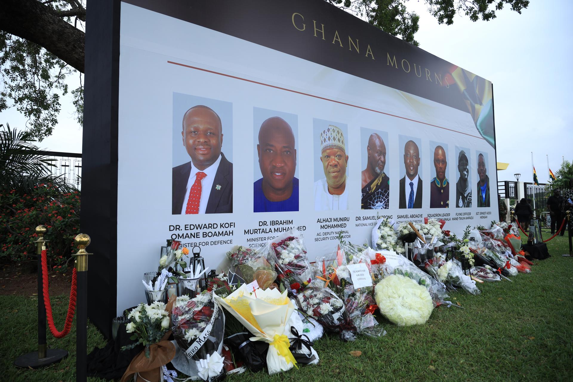 Ofrendas florales colocadas por dolientes durante una vigilia por las víctimas de un accidente de helicóptero frente a la Casa del Jubileo en Accra, Ghana. EFE/EPA/FRANK KPORFOR