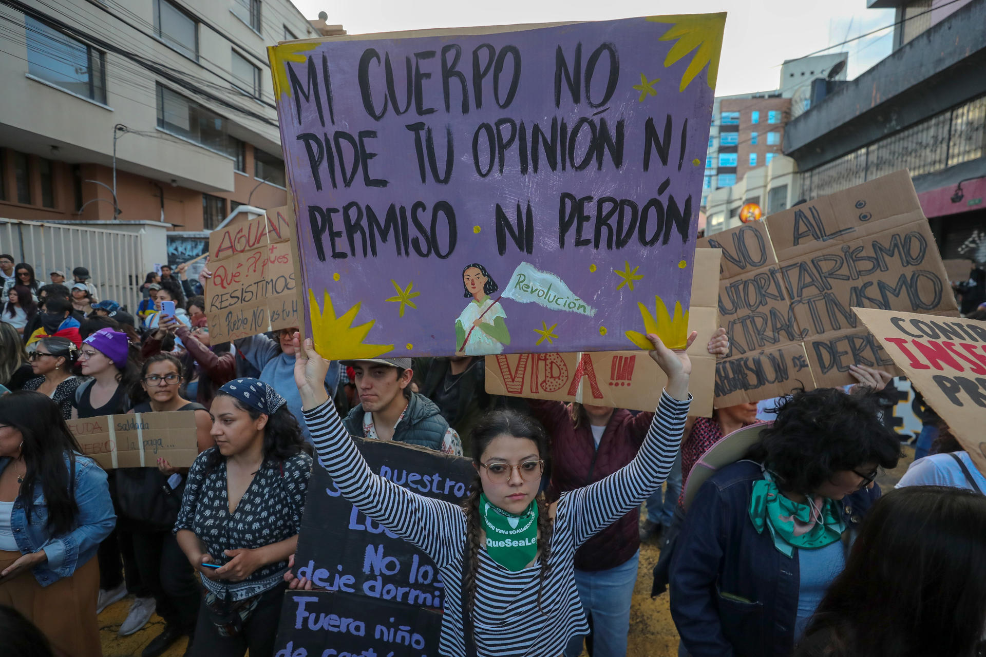 Una mujer sostiene un cartel durante una manifestación este jueves, en Quito (Ecuador). EFE/ José Jácome