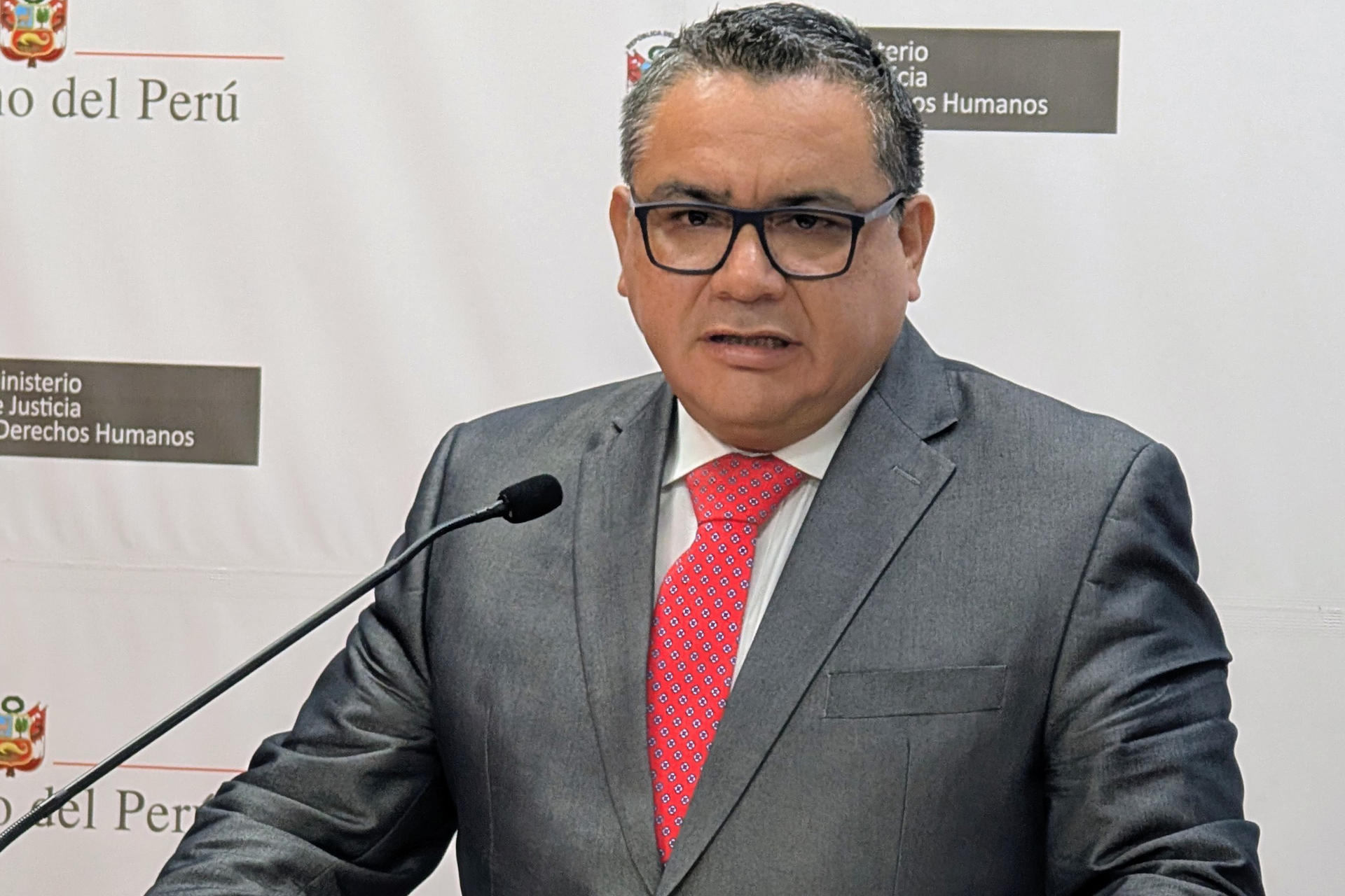 El ministro de Justicia y Derechos Humanos del Perú, Juan José Santiváñez, habla en una intervención pública este miércoles, en Lima (Perú). EFE/ Fernando Gimeno