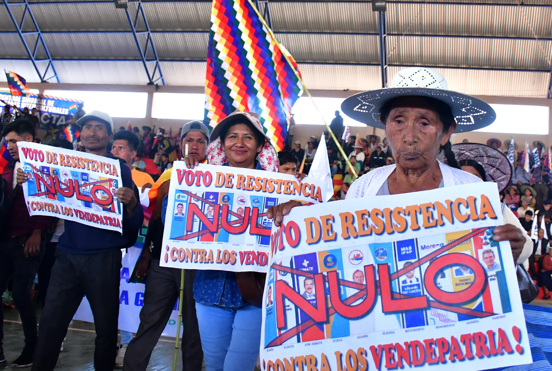 Simpatizantes del exmandatario de Bolivia Evo Morales sostienen carteles durante un evento de cierre de campaña este miércoles, en Cochabamba (Bolivia). EFE/ Jorge Abrego
