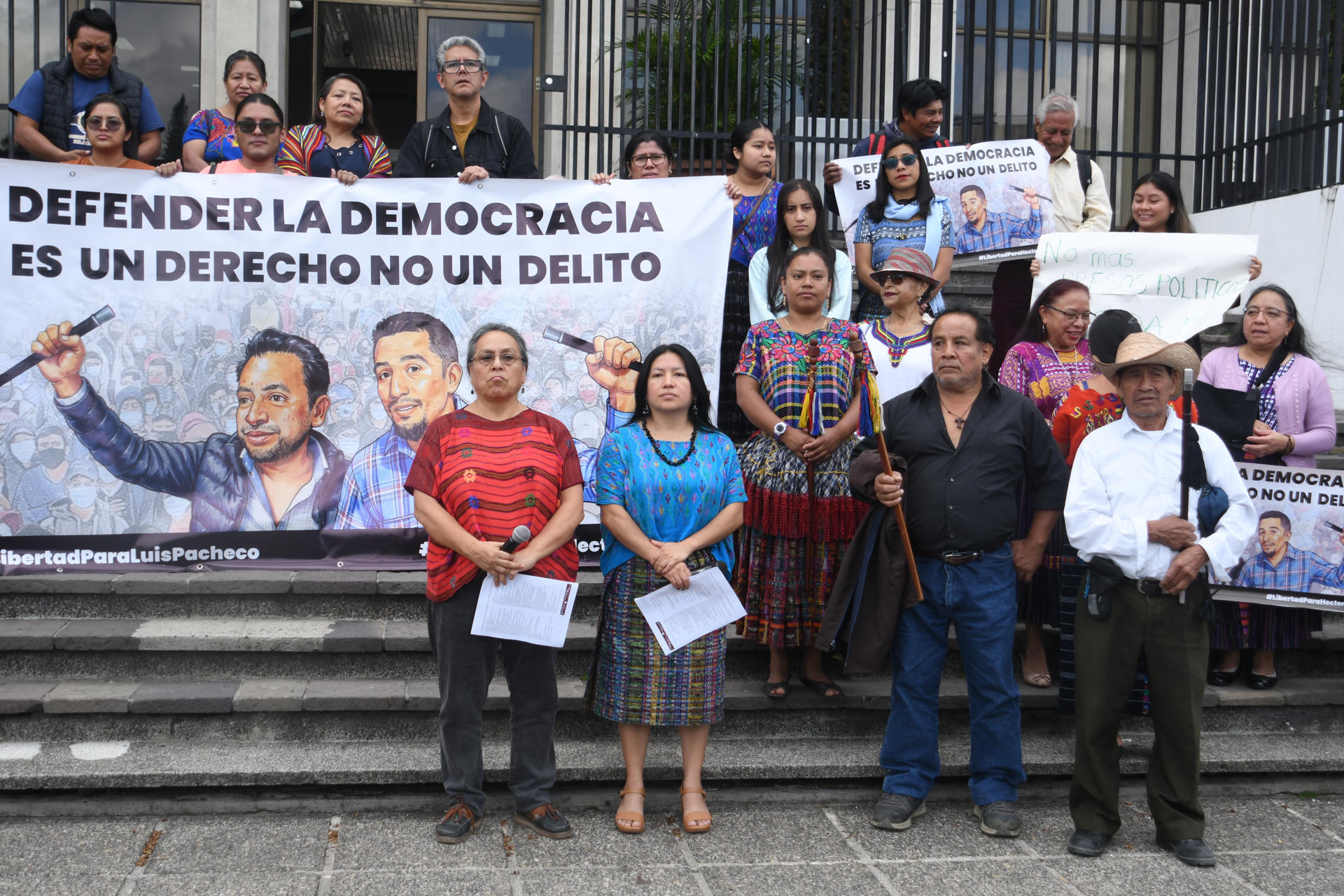 Representantes de varias organizaciones campesinas se manifiestan para exigir justicia y libertad de los lideres indígenas Luis Pacheco y Héctor Chaclán este lunes, en Ciudad de Guatemala (Guatemala). EFE/ Alex Cruz