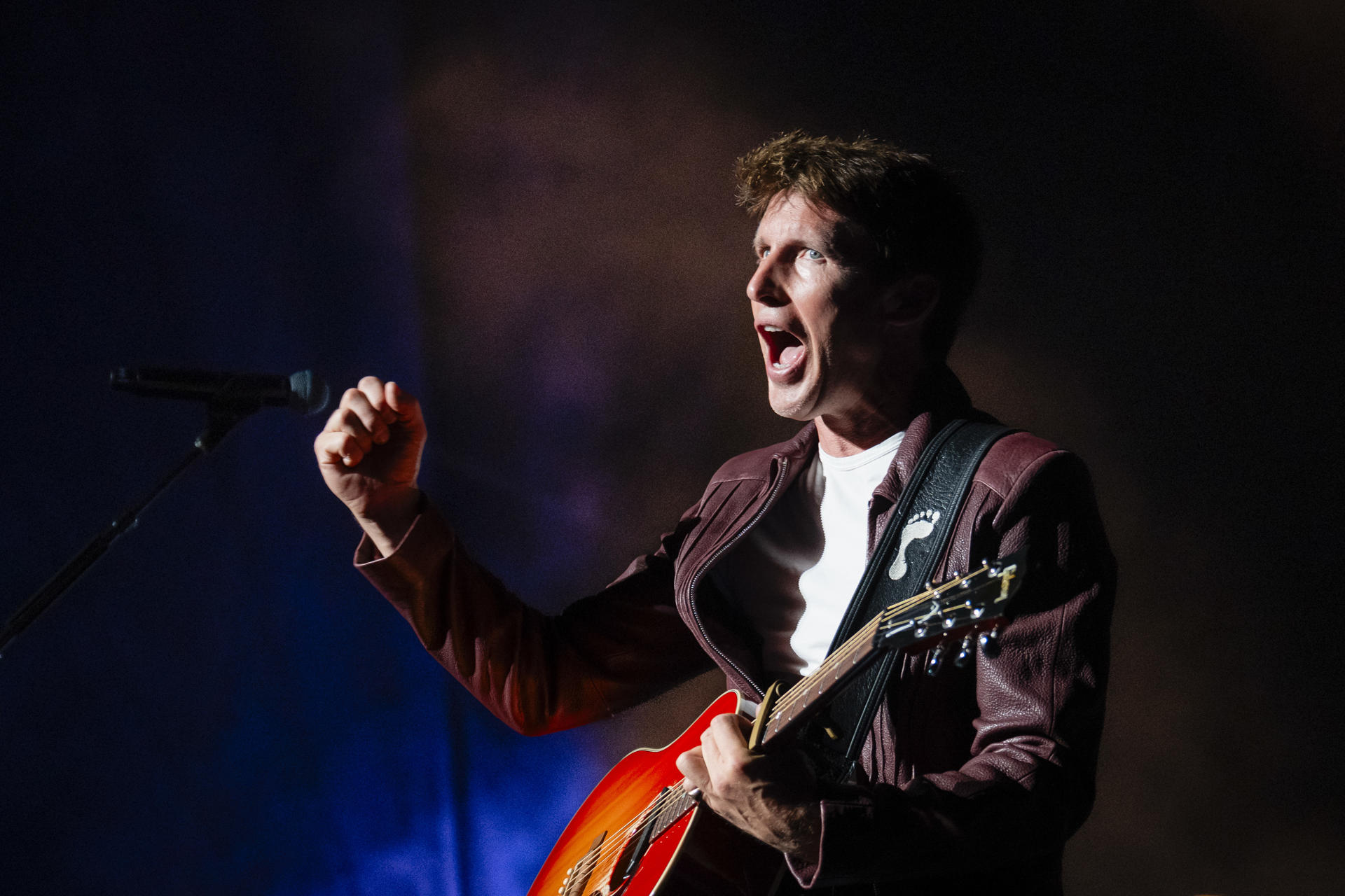 El músico y compositor británico James Blunt durante el concierto que ofrece este martes en el festival de Cap Roig, en Palafrugell (Girona), celebrando el vigésimo aniversario del álbum que lo lanzó a la fama 'Back to Bedlam' . EFE/David Borrat.