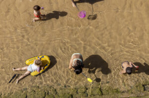 Varios niños juegan en la orilla de la playa de La Concha de San Sebastián este jueves. EFE/Javier Etxezarreta