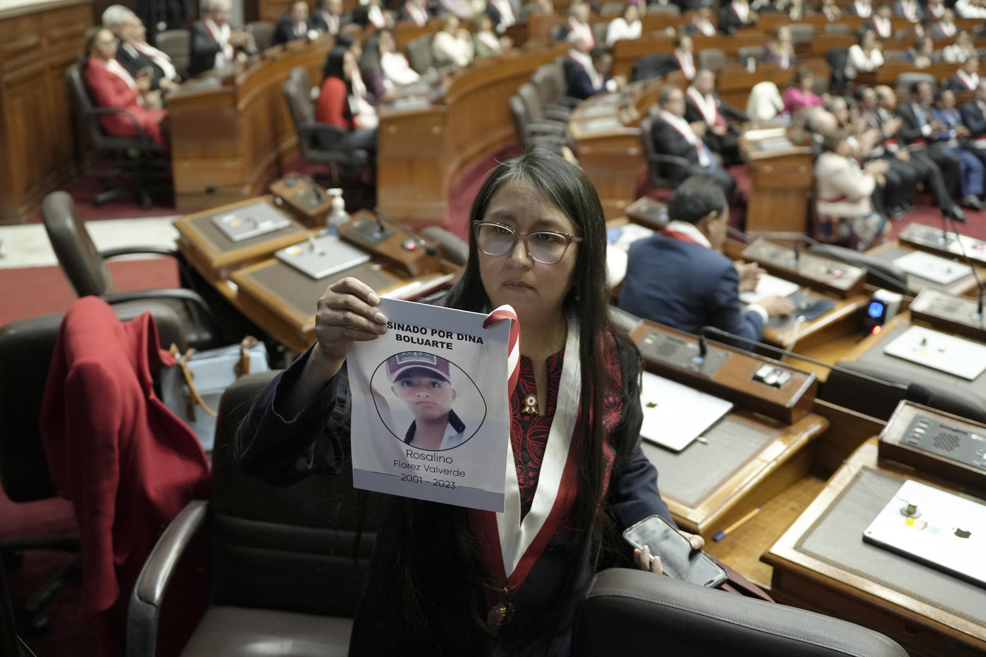 La congresista Ruth Luque se manifestó en contra de la presidenta de Perú, Dina Boluarte, este pasado lunes, 28 de julio, en la sede del Congreso, en Lima (Perú). EFE/John Reyes