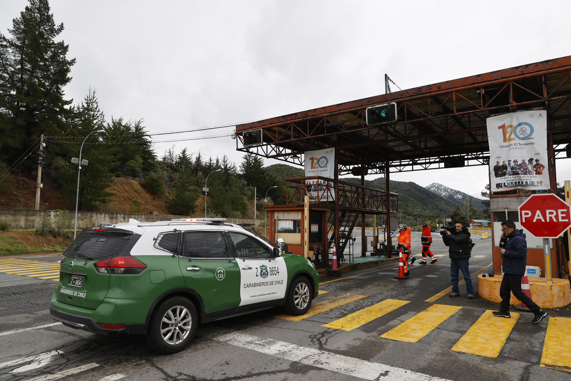 Carabineros (Policía) de Chile llegan al acceso Los Maitenes, en la mina El Teniente este sábado, en Rancagua (Chile). EFE/ Elvis González