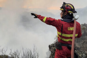 Efectivos de la UME realiza trabajos de liquidación de reproducción en la zona de Galende, en el incendio forestal de Porto (Zamora). EFE/Ministerio de Defensa SOLO USO EDITORIAL/SOLO DISPONIBLE PARA ILUSTRAR LA NOTICIA QUE ACOMPAÑA (CRÉDITO OBLIGATORIO)