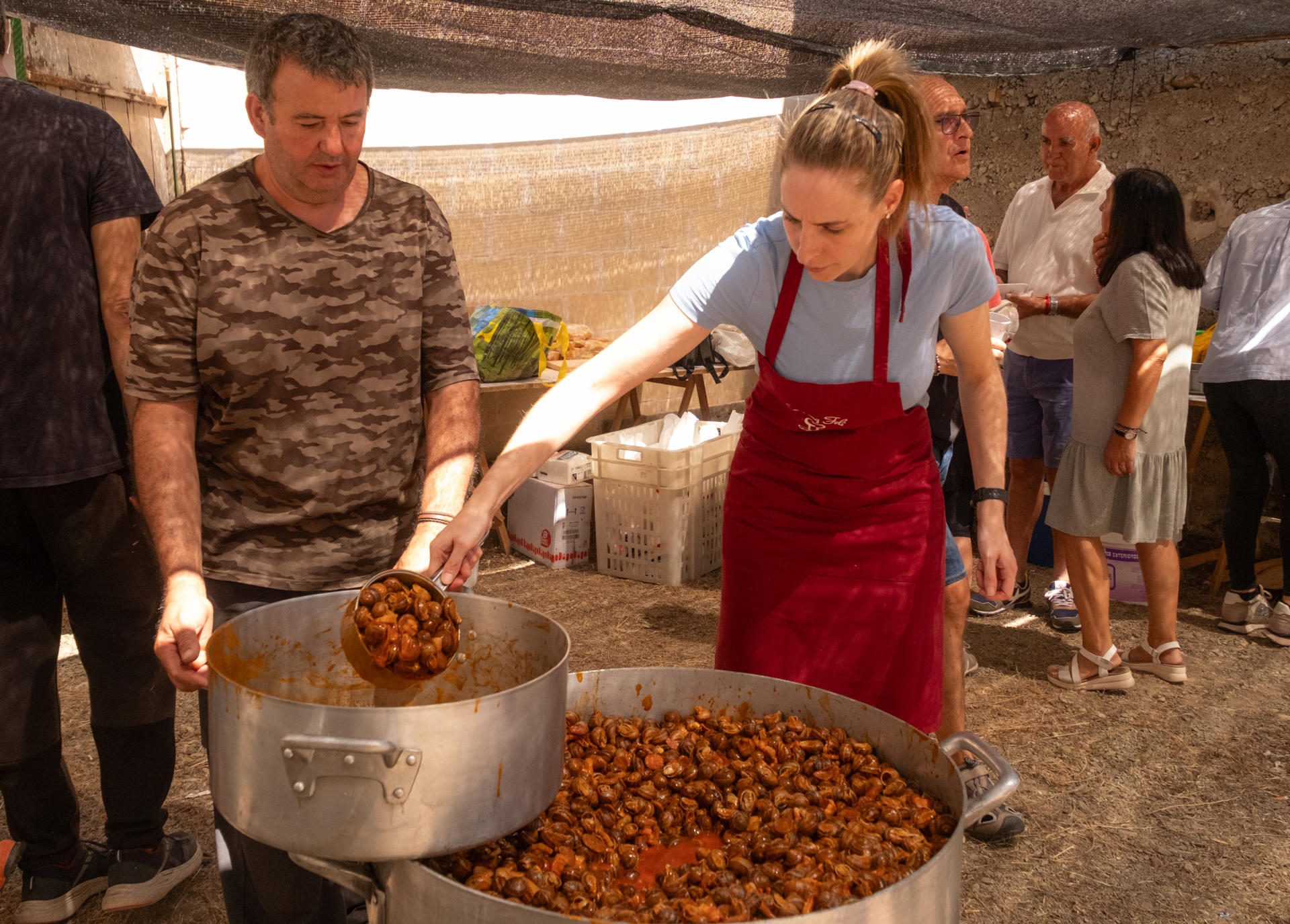 La localidad riojana de Tricio mantiene su tradición "caracolera" con una degustación de caracoles para centenares de vecinos y visitantes. EFE/Fernando Díaz