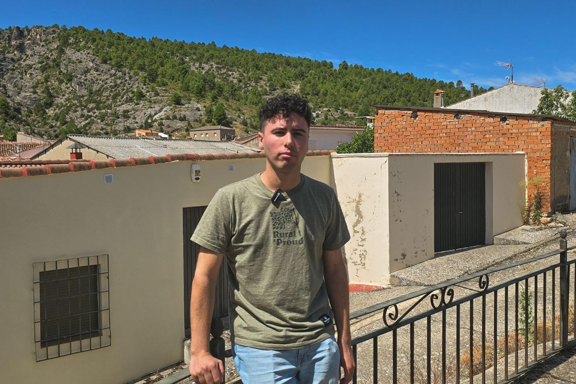 El alcalde de El Recuenco de 28 años, Enrique Collada. EFE
