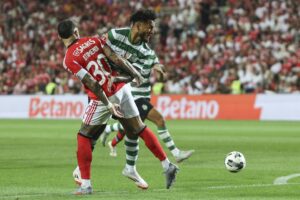 El delantero colombiano del Sporting Luis Suárez (D) trata de superar al defensa argentino del Benfica Nicolás Otamendi, durante la Supercopa de Portugal disputada el 31 de julio en Faro. EFE/EPA/MIGUEL A. LOPES