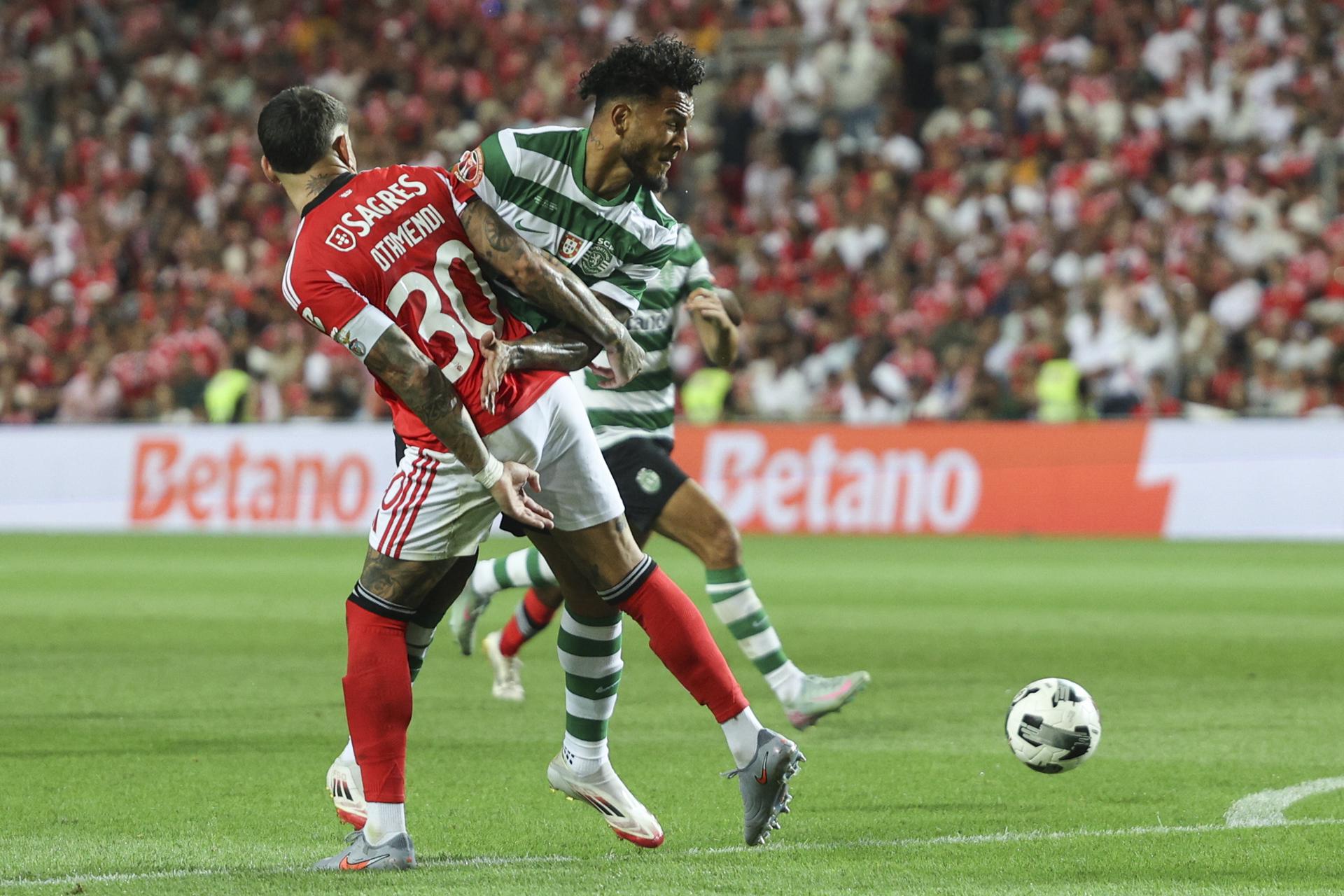 El delantero colombiano del Sporting Luis Suárez (D) trata de superar al defensa argentino del Benfica Nicolás Otamendi, durante la Supercopa de Portugal disputada el 31 de julio en Faro. EFE/EPA/MIGUEL A. LOPES