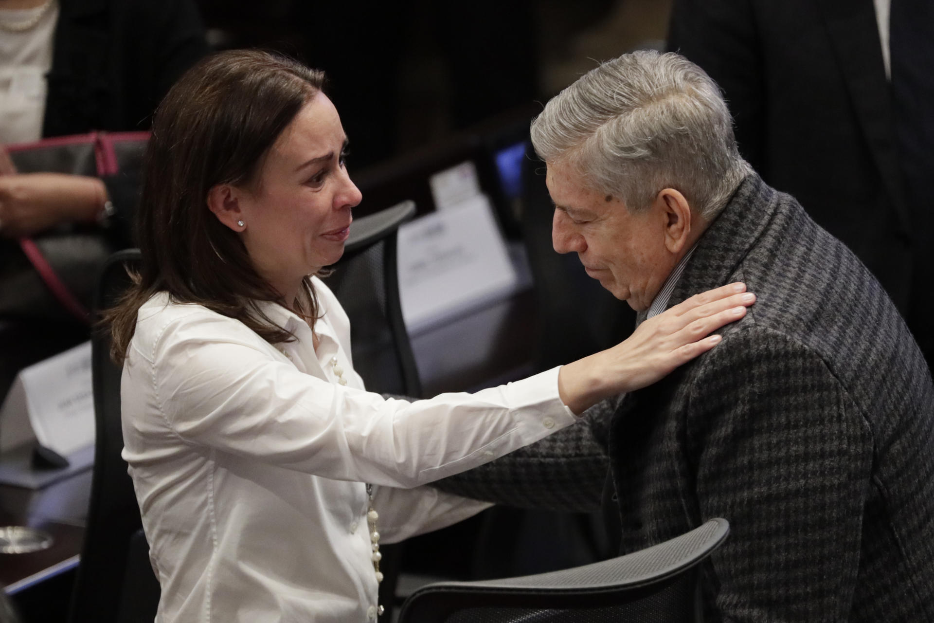 La esposa del asesinado precandidato a la presidencia de Colombia Miguel Uribe Turbay, Claudia Tarazona (i), al saludar al expresidente de Colombia César Gaviria este lunes, 11 de agosto, durante el velorio del senador, en el Salón Elíptico del Capitolio Nacional, en Bogotá (Colombia). EFE/Carlos Ortega