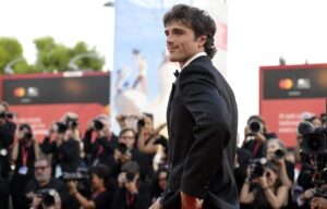 Jacob Elordi pasó de ser Frankenstein por la mañana al rey de la alfombra roja por la noche, este sábado en la Mostra de Venecia, donde fue recibido con escandalosos gritos por una multitud de fans que abarrotaban los alrededores del Pallazo del Cinema del Lido.
EFE/EPA/RICCARDO ANTIMIANI