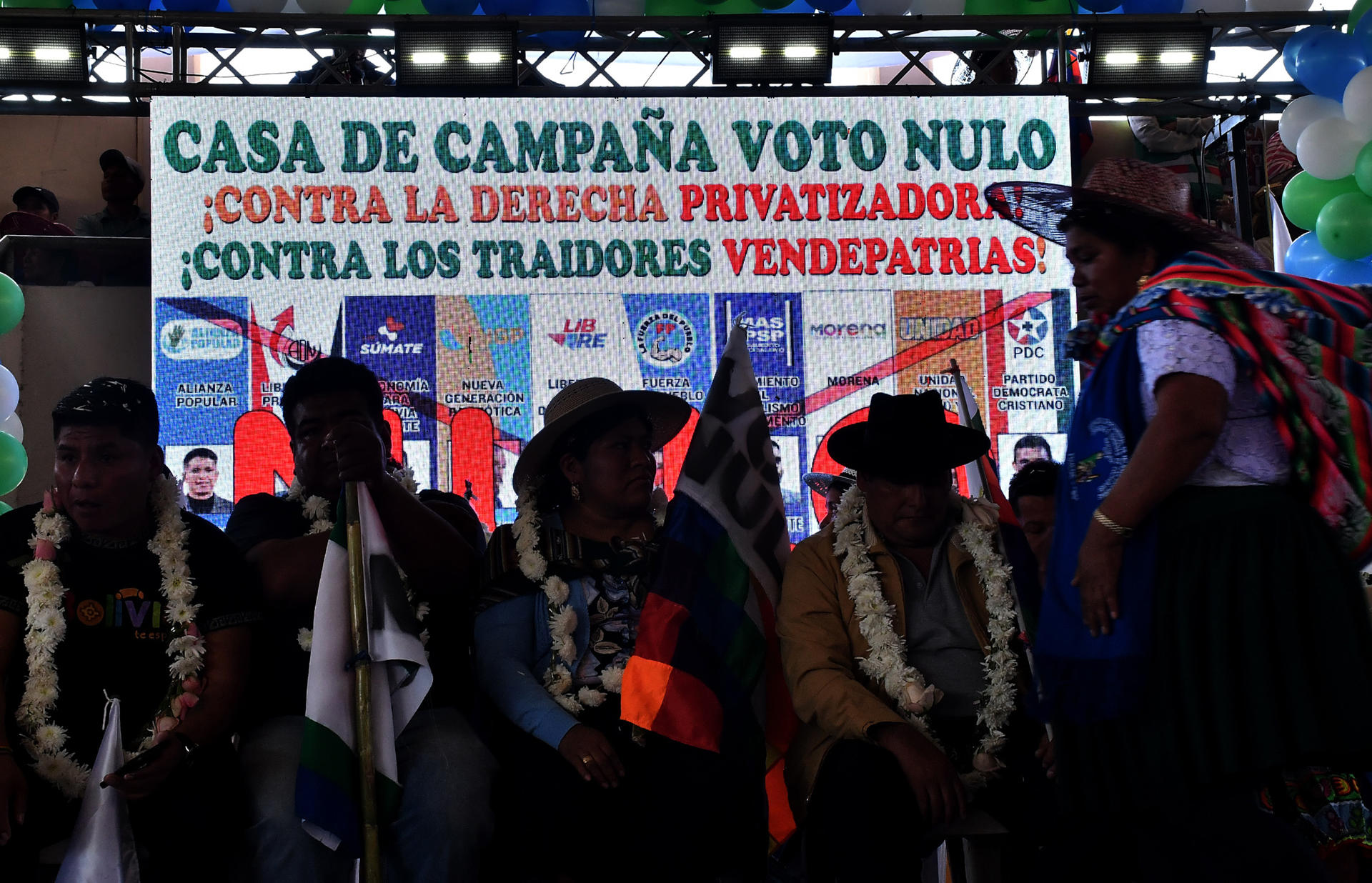 Simpatizantes del exmandatario de Bolivia Evo Morales participan en un evento de cierre de campaña este miércoles, en Cochabamba (Bolivia). EFE/ Jorge Abrego
