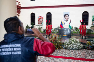 Una persona toma una fotografía en las instalaciones del Museo Hugo Chávez, en el Cuartel de la Montaña 4F durante una jornada de alistamiento de la Milicia Nacional Bolivariana este domingo, en Caracas (Venezuela). EFE/ Ronald Pena R