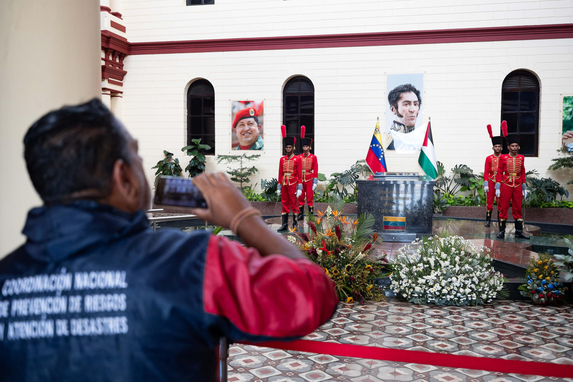 Una persona toma una fotografía en las instalaciones del Museo Hugo Chávez, en el Cuartel de la Montaña 4F durante una jornada de alistamiento de la Milicia Nacional Bolivariana este domingo, en Caracas (Venezuela). EFE/ Ronald Pena R