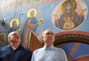 El presidente ruso Vladimir Putin (R) y el presidente bielorruso Alexander Lukashenko asisten a un servicio en la Iglesia de la Icono de Nuestra Señora de Smolensk en el Skete de Smolensky del Monasterio de la Transfiguración del Salvador en la isla de Valaam en el lago Ladoga, República de Karelia, Rusia, 01 de agosto de 2025. (Bielorrusia, Rusia) EFE/EPA/GAVRIIL GRIGOROV/SPUTNIK/KREMLIN POOL MANDATORY CREDIT