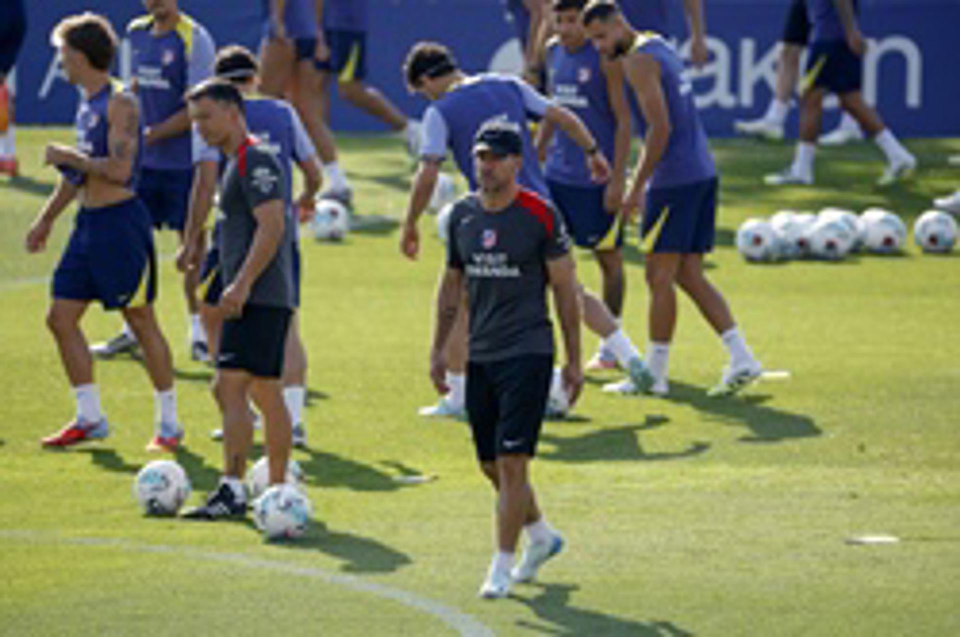 Simeone, durante el entrenamiento. EFE/J.P. Gandul.