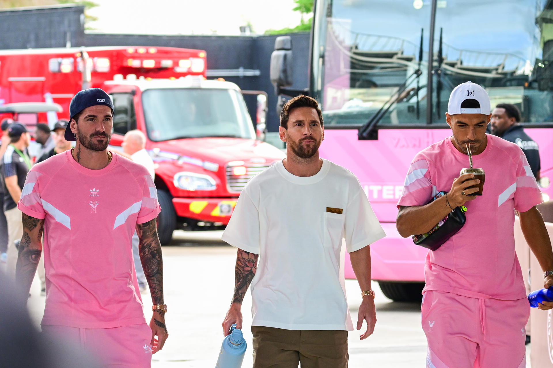 Lionel Messi (c) camina junto a sus compañeros Rodrigo de Paul (i) y Luis Suárez, del Inter Miami, a su llegada al estadio Chase en Fort Lauderdale (EE. UU.). para enfrentar a Tigres en un partido de cuartos de final de la Leagues Cup. EFE/ Giorgio Viera
