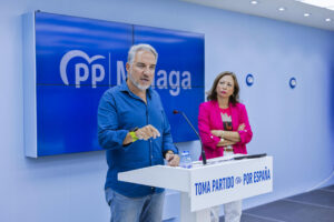El vicesecretario de Política Autonómica, Municipal y Análisis Electoral, Elías Bendodo junto a la presidenta provincial, Patricia Navarro atiende a los medios antes de mantener una reunión con diputados y senadores malagueños en la sede del partido. EFE/Carlos Díaz