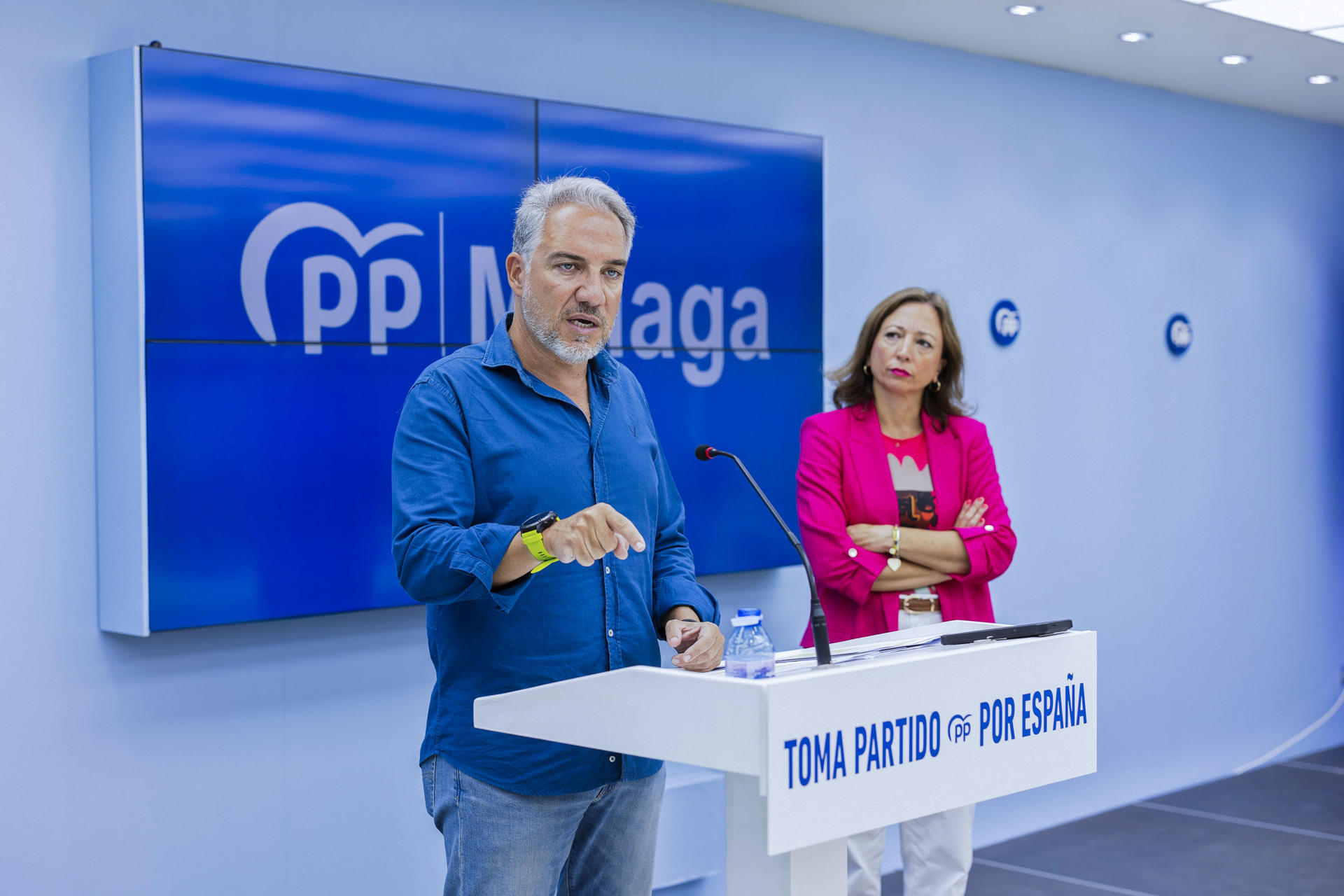 El vicesecretario de Política Autonómica, Municipal y Análisis Electoral, Elías Bendodo junto a la presidenta provincial, Patricia Navarro atiende a los medios antes de mantener una reunión con diputados y senadores malagueños en la sede del partido. EFE/Carlos Díaz