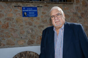 El hijo de la escritora, Ana María Matute, Juan Pablo Goicoechea posa junto a la placa en homenaje a su madre colocada en el municipio. El Ayuntamiento de la villa riojana de Mansilla de la Sierra ha tributado este sábado un homenaje a la escritora Ana María Matute, académica y Premio Cervantes 2010, en conmemoración a su centenario y en recuerdo a su infancia por las calles del pueblo, actualmente inundado por el embalse que lleva el nombre del municipio, donde han colocado una placa con su nombre.-EFE/ Raquel Manzanares