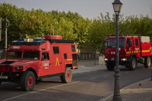 Dos vehículos de la Unidad Militar de Emergencias (UME) este martes, trabajan en la extinción del incendio de Navalmoralejo (Toledo). El incendio de Navalmoralejo (Toledo), activo en Extremadura y Castilla-La Mancha, ha visto aumentada su superficie, que a última hora de este lunes afectaba a 400 hectáreas, durante la noche por cambios en el viento, y ha obligado a cortar dos carreteras en Toledo y en Cáceres por el humo. EFE/ Manu Reino