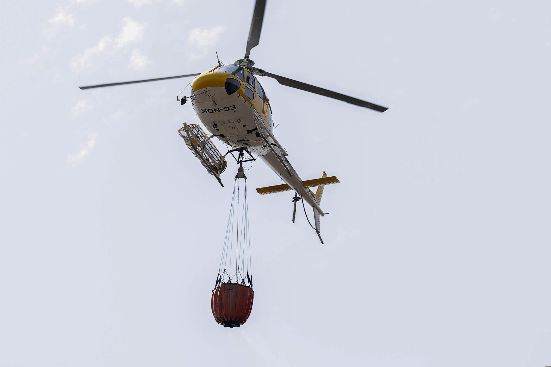 Un helicóptero trabaja en la extinción del incendio forestal originado este lunes en Navalmoralejo (Toledo) y que ha quemado 3.250 hectáreas, la mayoría en Extremadura, y ya está perimetrado al 90 %, aunque las condiciones meteorológicas son desfavorables para su control. EFE/Ismael Herrero
