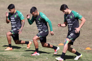 Jugadores de la selección boliviana de fútbol participan durante un entrenamiento, previo al partido que jugarán ante Brasil por las eliminatorias suramericanas del Mundial 2026, este jueves en La Paz (Bolivia). EFE/Luis Gandarillas