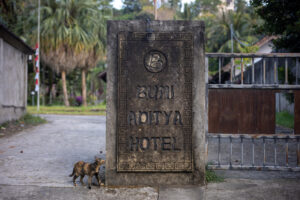 LOMBOK (INDONESIA), 15/08/2025.- Vista este viernes, de una entrada del hotel Bumi Aditya, donde la española María Matilde Muñoz Cazorla, de 72 años, se alojaba, en Lombok (Indonesia). La Policía de Indonesia investiga la desaparición de la española María Matilde Muñoz Cazorla, en Lombok, isla a la que llegó en junio y donde en principio no se le ha visto desde comienzos de julio, sin que haya registro de su salida del país del Sudeste Asiático. EFE/ Iwan Suryadi