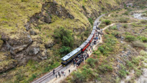 Fotografía aérea cedida por el Ministerio de Transporte y Obras Públicas de Ecuador de un tren recorriendo la reinaugurada ruta ferroviaria de la Nariz del Diablo, en Alausí (Ecuador). EFE/ Ministerio de Transporte y Obras Públicas de Ecuador